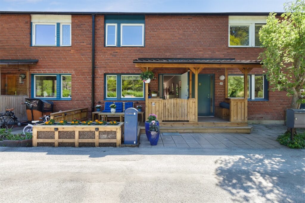 Stenläggning med betongplattor till gårdsrenovering. Danderyd Mörby