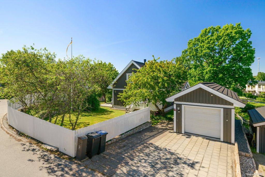 Stensättning garageuppfart. Gribbylund Täby