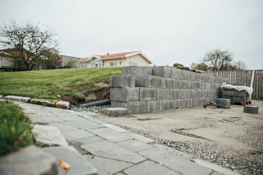 planera st dmur av murblock vid uteplats och sl nt